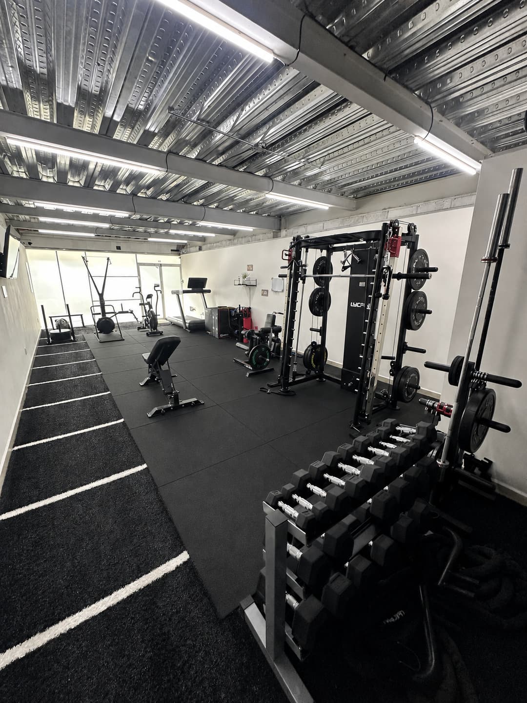 Overview of Vista Real with rack, dumbbells and sled track